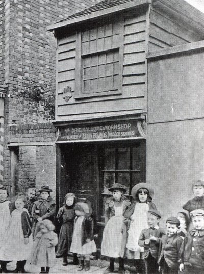 Kinderen buiten de werkplaats van John Pounds, van waaruit hij de eerste Ragged school runde door English Photographer